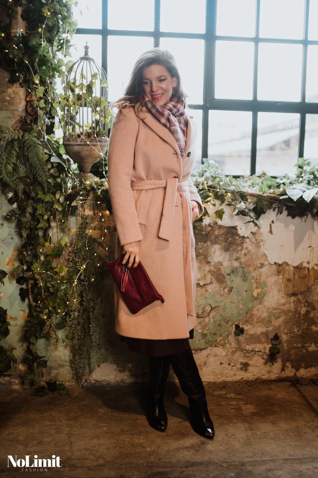 Burgundi és púder rétegek